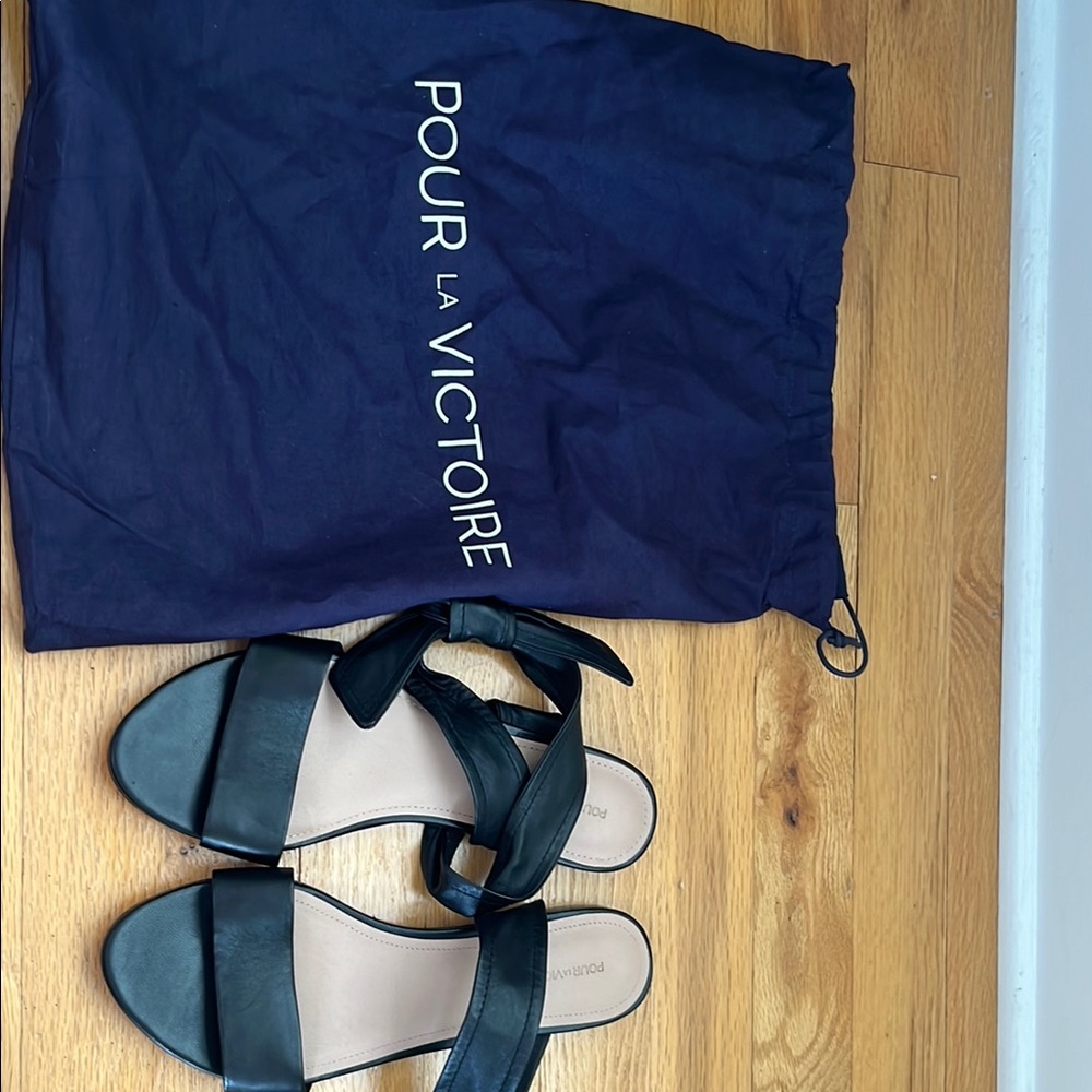 Pour La Victoire Black Leather Sandals